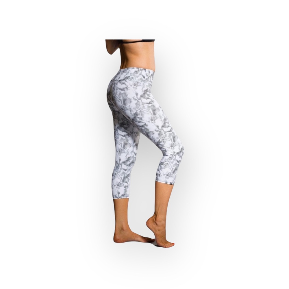 new Onzie Δ Hot Yoga Fitness Sweat Wicking Capris Δ White Jedi Print Δ M / L - Picture 8 of 16